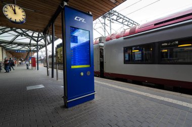 Lüksemburg şehri, Mayıs 2022 Tren İstasyonu platformundaki işaretlerin görüntüsü