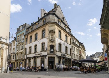 Lüksemburg, Mayıs 2022. Şehir merkezinin sokaklarındaki eski binalar arasında barlar ve restoranlar