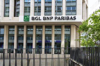 Lüksemburg şehri, Mayıs 2022. Şehir merkezinde bir caddede BGL BNP Paribas banka şubesinin işareti 