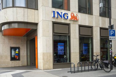 Lüksemburg şehri, Mayıs 2022. Şehir merkezinde bir caddede ING bankasının şubesinin işareti.