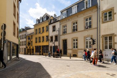 Lüksemburg şehri, Mayıs 2022. Şehir merkezindeki Grund mahallesinin panoramik görüntüsü