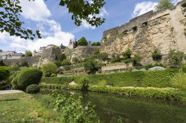 Lüksemburg şehri, Mayıs 2022. Şehir merkezindeki Grund mahallesinin panoramik görüntüsü