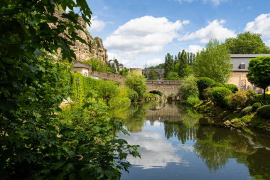 Lüksemburg şehri, Mayıs 2022. Şehir merkezindeki Grund mahallesinin panoramik görüntüsü