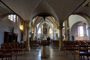 Lüksemburg şehri, Mayıs 2022. Şehir merkezindeki Saint-Michel kilisesinin iç manzarası.