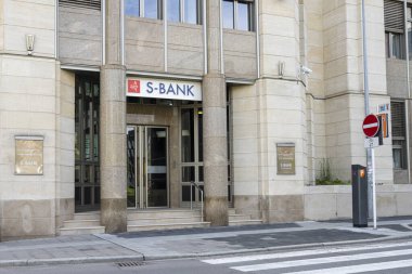 Lüksemburg şehri, Mayıs 2022. Şehir merkezindeki bir S-Bank şubesinin girişinin görüntüsü.