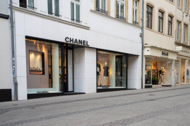 Şehir merkezindeki Louis Vuitton marka mağazasının dış görüntüsü