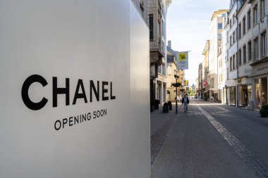 Lüksemburg şehri, Mayıs 2022. Şehir merkezindeki Chjanel marka dükkanın açık hava tabelası.