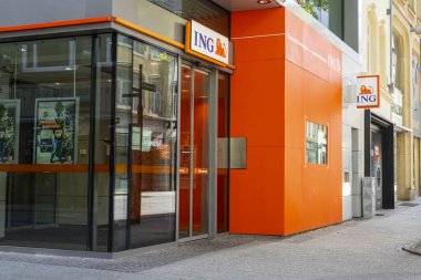 Lüksemburg şehri, Mayıs 2022. Şehrin merkezindeki ING Direct marka bankasının açık hava tabelası.