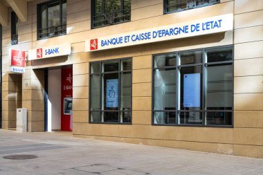 Lüksemburg şehri, Mayıs 2022. Şehir merkezindeki State & Savings Bank 'ın dış görünümü