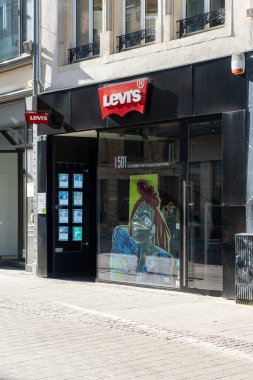 Lüksemburg Şehri, Mayıs 2022. Şehir merkezindeki Levi 's marka mağazasının önündeki tabela.