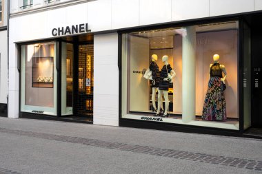 Lüksemburg şehri, Mayıs 2022. Şehir merkezindeki Chanel lüks markasının dış görünüşü