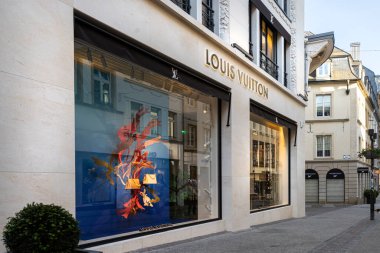Lüksemburg şehri, Mayıs 2022. Şehir merkezindeki Louis Vuitton marka mağazasının dış görüntüsü