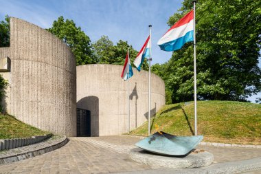 Lüksemburg şehri, Mayıs 2022 Petrusse parklarının şehir merkezindeki panoramik manzarası.