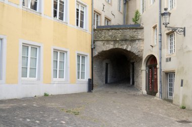 Lüksemburg şehri, Mayıs 2022. Şehir merkezinin eski evleri arasındaki geçitler.