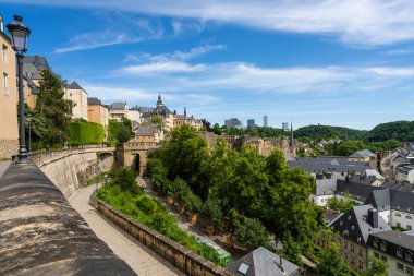 Lüksemburg şehri, Mayıs 2022 Chemin de la Corniche manzarası, eski şehir merkezinin duvarlarında manzaralı bir yol.