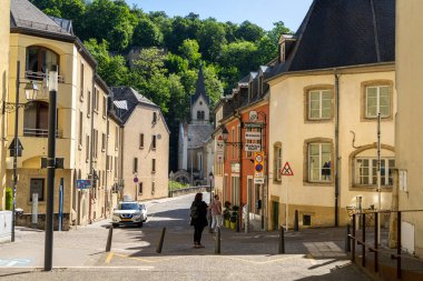 Lüksemburg şehri, Mayıs 2022. Şehir merkezindeki Pfaffenthal bölgesinin panoramik manzarası.