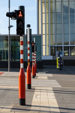 Lüksemburg şehri, Mayıs 2022. Şehir merkezindeki bir yaya geçidinin sıra sıra trafik ışıkları.