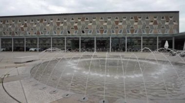 Lüksemburg şehri, Mayıs 2022. Şehir merkezindeki Büyük Lüksemburg Tiyatrosu 'nun önündeki çeşme.