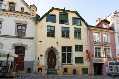 Tallinn, Estonya. Temmuz 2022. Tipik bir ev, 1359 'da şehrin tarihi merkezinde ilk kez gotik bir konutta inşa edildi.