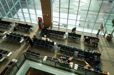 Venedik, İtalya. Temmuz 2022. Havaalanı bekleme odasındaki yolcular.