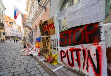 Tallinn, Estonya. Temmuz 2022. Rusya 'nın Ukrayna' yı işgal etmesine karşı Tallinn 'deki Rus büyükelçiliği önünde protesto pankartları.