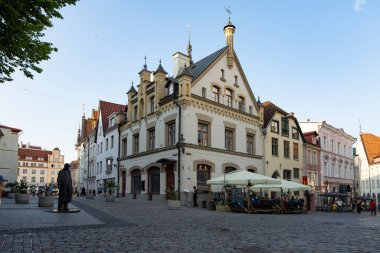 Tallinn, Estonya. Temmuz 2022. Şehrin tarihi merkezinde tipik bir cadde.