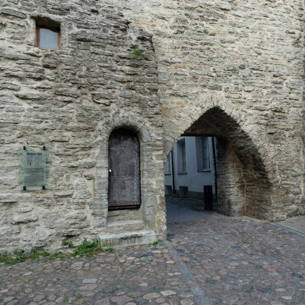 Tallinn Estland Juli 2022 Blick Auf Das Stadttor Unter Dem — Stockfoto