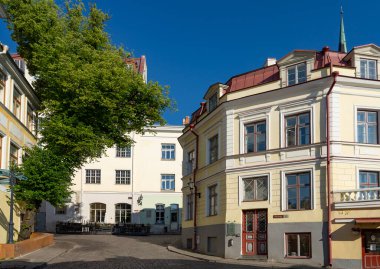 Tallinn, Estonya. Temmuz 2022. Şehrin tarihi merkezinde tipik bir cadde.