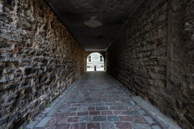 Tallinn, Estonya. Temmuz 2022 Ortaçağ dar sokağı Katarina kik şehir merkezinde görülüyor.