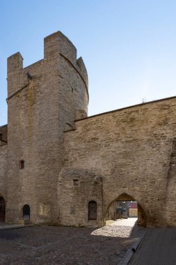 Tallinn, Estonya. Temmuz 2022 Bremen kulesi ve eski şehir duvarlarının altındaki şehir kapısının görüntüsü.