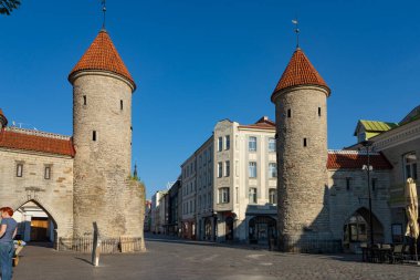 Tallinn, Estonya. Temmuz 2022. Şehir merkezindeki antik Virüs şehir kapısının panoramik görüntüsü.