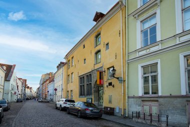 Tallinn, Estonya. Temmuz 2022. Eski kasabadaki Tallinn Şehir Müzesi 'nin dış görünüşü