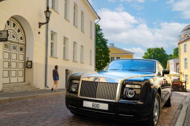 Tallinn, Estonya. Temmuz 2022. Bir Rolls Royce arabası şehir merkezinde bir caddede.