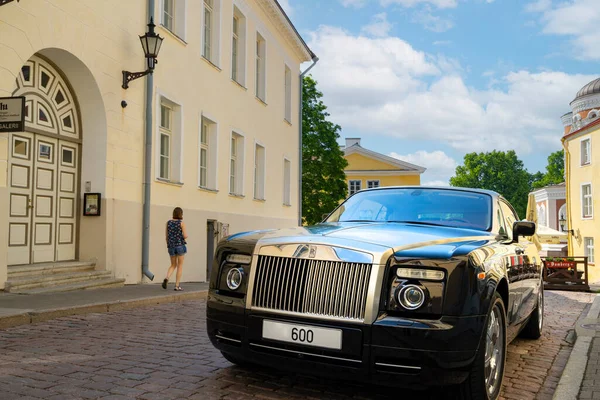 Tallinn, Estonya. Temmuz 2022. Bir Rolls Royce arabası şehir merkezinde bir caddede.