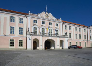 Tallinn, Estonya. Temmuz 2022 'de Estonya Parlamentosu' nun panoramik manzarası eski çekicinin yerini aldı.