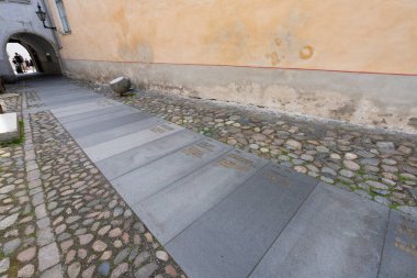 Tallinn, Estonya. Temmuz 2022. Tarihin Yolu, önemli tarih ve olaylar şehir merkezindeki bir caddenin kaldırımında işaretlendi.