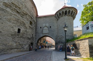Tallinn, Estonya. Temmuz 2022 Büyük Kıyı Kapısı manzarası, ortaçağ Tallinn 'inin ana deniz kapısı.