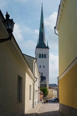 Tallinn, Estonya. Temmuz 2022. Şehir merkezindeki St. Olav kilisesinin çan kulesi. 