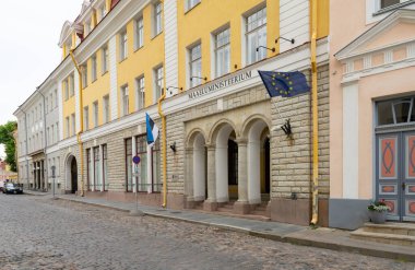 Tallinn, Estonya. Temmuz 2022. Şehir merkezindeki Kırsal İşler Bakanlığı sarayının dış görüntüsü
