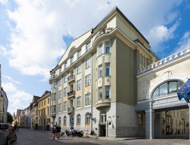 Tallinn, Estonya. Temmuz 2022. Şehir merkezindeki KGB Hapishane Hücre Müzesi binasının dış görüntüsü