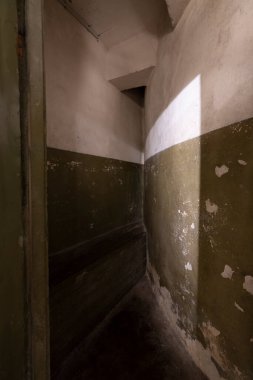 Tallinn, Estonya. Temmuz 2022. Şehir merkezindeki KGB Hapishane Hücresi Müzesi 'nin iç görüntüsü