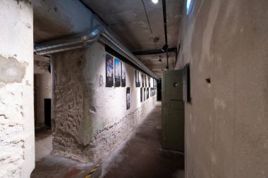 Tallinn, Estonya. Temmuz 2022. Şehir merkezindeki KGB Hapishane Hücresi Müzesi 'nin iç görüntüsü