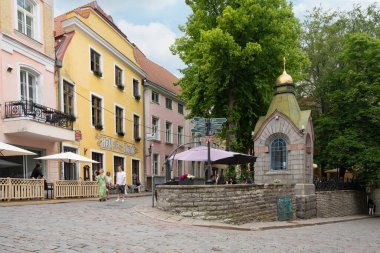 Tallinn, Estonya. Temmuz 2022 'de şehrin tarihi merkezindeki tipik ortaçağ evlerinin manzarası