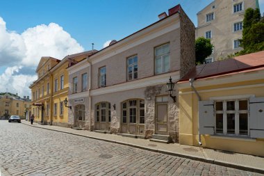 Tallinn, Estonya. Temmuz 2022 'de şehrin tarihi merkezindeki tipik eski evler görülüyor.