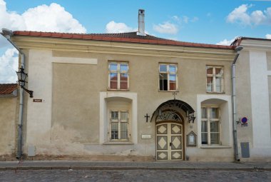 Tallinn, Estonya. Temmuz 2022 'de şehir merkezindeki İsveç St. Michael Kilisesi binasının dış görünüşü