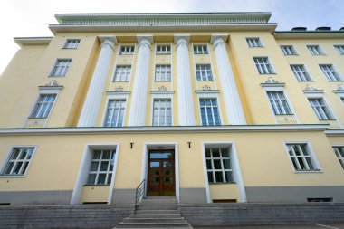 Tallinn, Estonya. Temmuz 2022 'de şehir merkezindeki Estonya Opera Binası' nın dış görünüşü