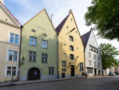Tallinn, Estonya. Temmuz 2022 'de şehrin tarihi merkezindeki tipik ortaçağ evlerinin manzarası