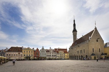 Tallinn, Estonya. Temmuz 2022 Raekoja Meydanı 'nın panoramik manzarası