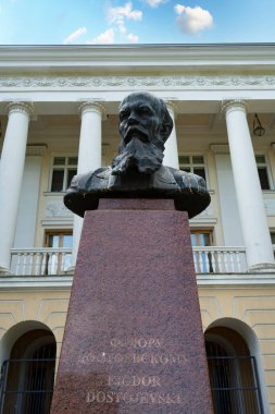 Tallinn, Estonya. Temmuz 2022. Fiodor Dostojevsky 'nin şehir merkezindeki Rus Kültür Merkezi binasının önündeki büstü