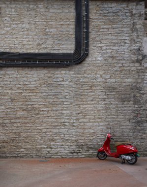 Tallinn, Estonya. Temmuz 2022. Kırmızı scooter şehre park etmiş.